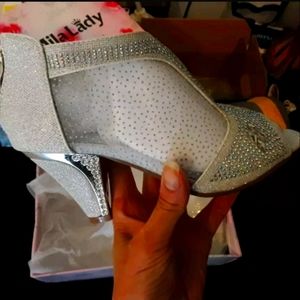 NWOT Dazzling Gold Size 9 Short Heels